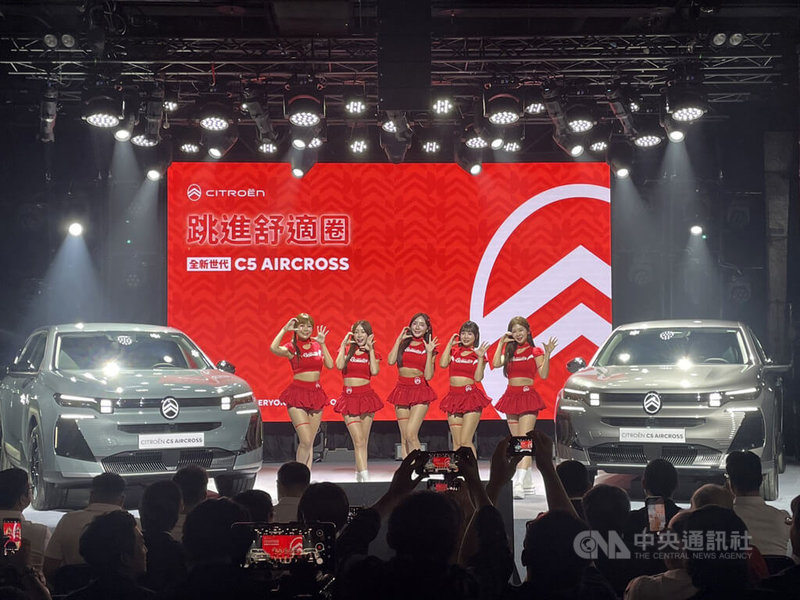 CITROËN總代理寶嘉聯合11日在台發表全新世代油電休旅CITROËN C5 AIRCROSS，發表會現場邀請職棒味全龍啦啦隊「小龍女」開場助陣。 中央社記者鍾榮峰攝　115年5月11日