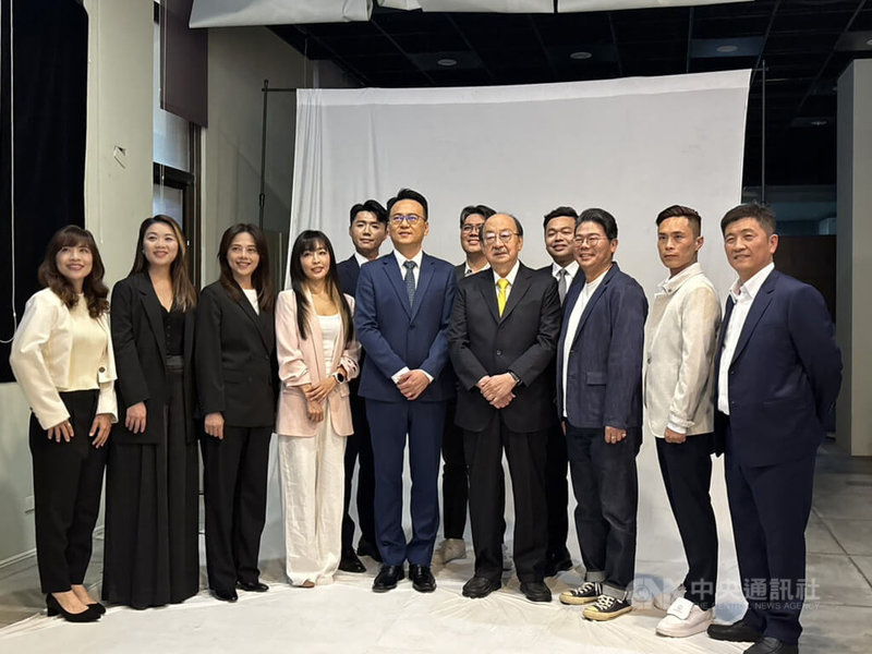 民進黨新竹市長參選人莊競程（前左5）11日與黨籍竹市議員參選人合體拍攝競選形象照，並拋出3大福利，盼讓年輕人減壓。中央社記者魯鋼駿攝　115年5月11日