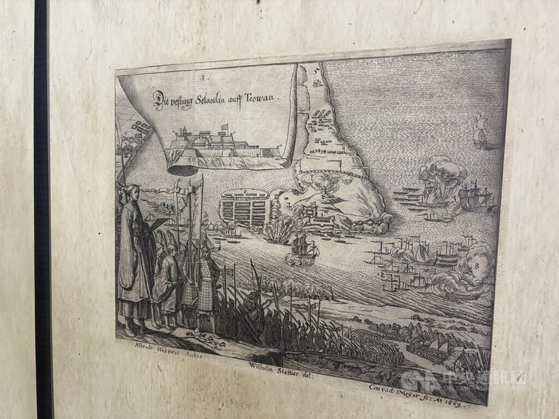國立台灣圖書館11日發表「東印度旅遊見聞」中譯本，現場也展示書中收錄的9幅銅版畫。圖為「大員島上的熱蘭遮城堡」。中央社記者曹亞沿攝　115年5月11日