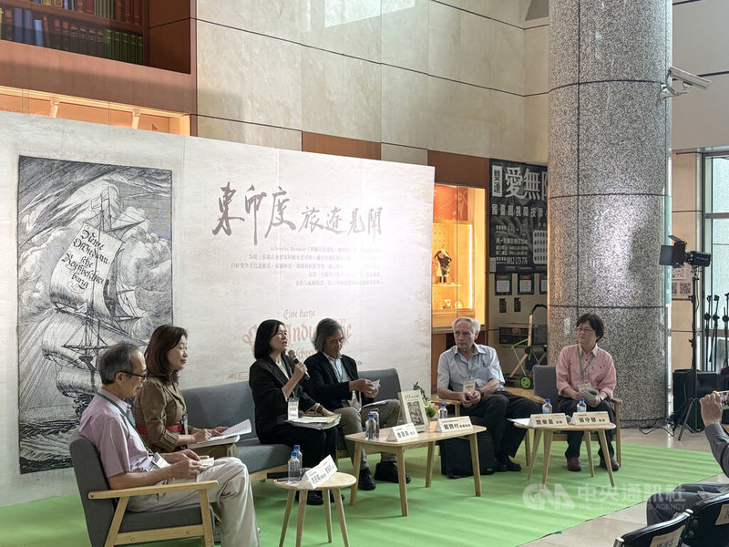 國立台灣圖書館11日發表「東印度旅遊見聞」中譯本，現場邀請國台圖館長曹翠英（左3）、文藻外語大學教授張守慧（右1）等人與談。中央社記者曹亞沿攝　115年5月11日