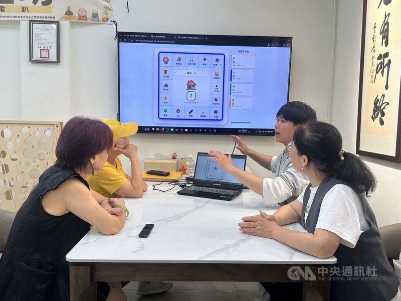 亞洲大學長期照護學系設計多感官遊戲教具並結合AI數據分析，透過沉浸式遊戲互動，可追蹤長者的肌力與心智狀態。中央社記者趙麗妍攝　115年5月11日