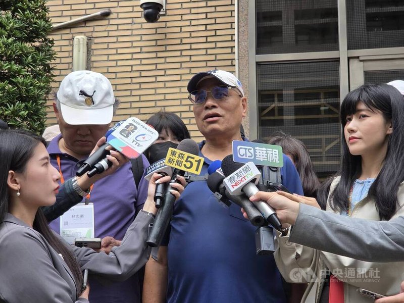 女子陳嘉瑩毒駕拒檢,衝撞、拖行派出所長劉宗鑫致死遭判死刑。死者父親(右2)11日開庭前於二審台灣高等法院大門前受訪表示,盼歷審都能判處陳女死刑。中央社記者謝君臨攝 115年5月11日