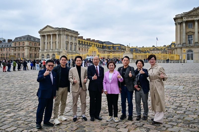 立法院長韓國瑜（左4）率團前往法國、英國推動國會外交，於巴黎時間10日上午抵達法國，由駐法國代表處大使郝培芝接機並為訪團進行午餐簡報會後，隨即前往凡爾賽宮參訪。（立法院提供）中央社記者劉冠廷傳真　115年5月11日