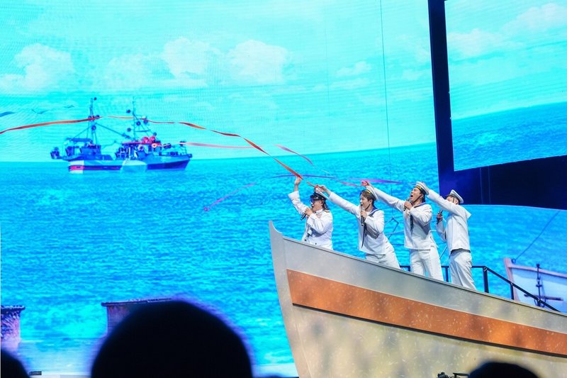 2026「真愛秀‧藍寶石大歌廳」演唱會10日晚間在高雄流行音樂中心登場，短劇「大船入港」打造近3公尺高船頭造景。（高流提供）中央社記者王心妤傳真　115年5月11日