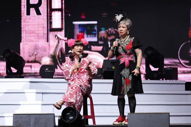 2026「真愛秀‧藍寶石大歌廳」演唱會10日晚間在高雄流行音樂中心登場，短劇橋段由藝人黃西田（左）反串，和「鳥來嬤」吳敏（右）一搭一唱，場面逗趣。（高流提供）中央社記者王心妤傳真　115年5月11日