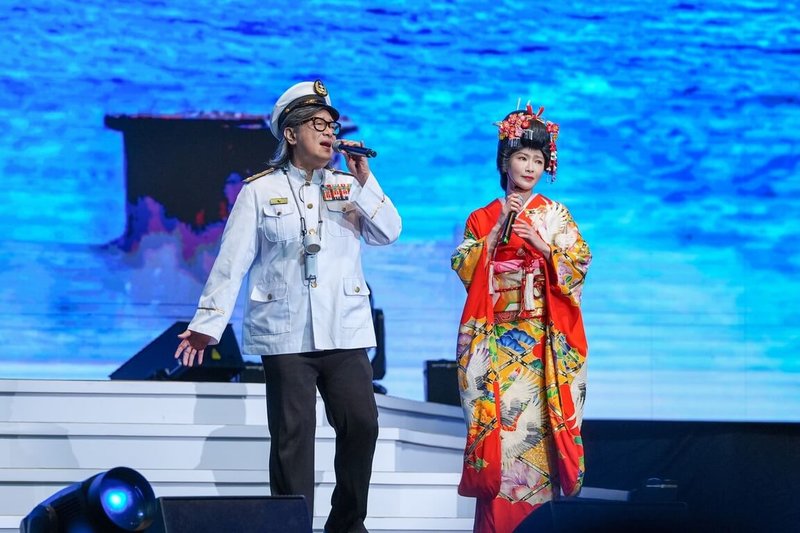 2026「真愛秀‧藍寶石大歌廳」演唱會10日晚間在高雄流行音樂中心登場，藝人侯怡君（右）換上和服與歌手施文彬（左）合唱經典歌曲「舊情也綿綿」。（高流提供）中央社記者王心妤傳真　115年5月11日