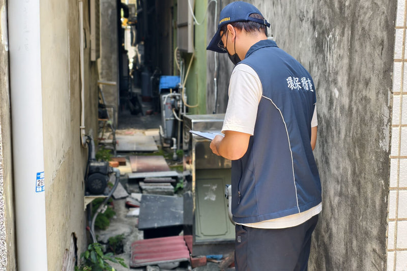 台南有民眾在網路社群指稱部分公園遭人投放大量老鼠藥，市府初步調查疑為民眾擅自投藥。圖為市府環保局加強巡檢環境衛生。（台南市政府提供）中央社記者楊思瑞台南傳真　115年5月11日