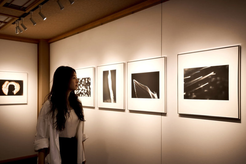 攝影家廖文瑄（圖）在日本京都帶來個展「残響記．息」，該展以煙火為比喻，呈現妊娠心路歷程，展期至17日。（廖文瑄提供）中央社記者王寶兒傳真　115年5月11日
