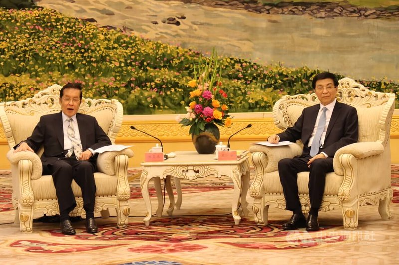 中國全國政協主席王滬寧11日在北京人民大會堂會見中國國民黨副主席張榮恭等到北京參加兩岸文化、媒體峰會的代表。中國大陸於11日與12日分別召開「第3屆海峽兩岸中華文化峰會」與「兩岸媒體人峰會」。中央社記者張淑伶北京攝  115年5月11日