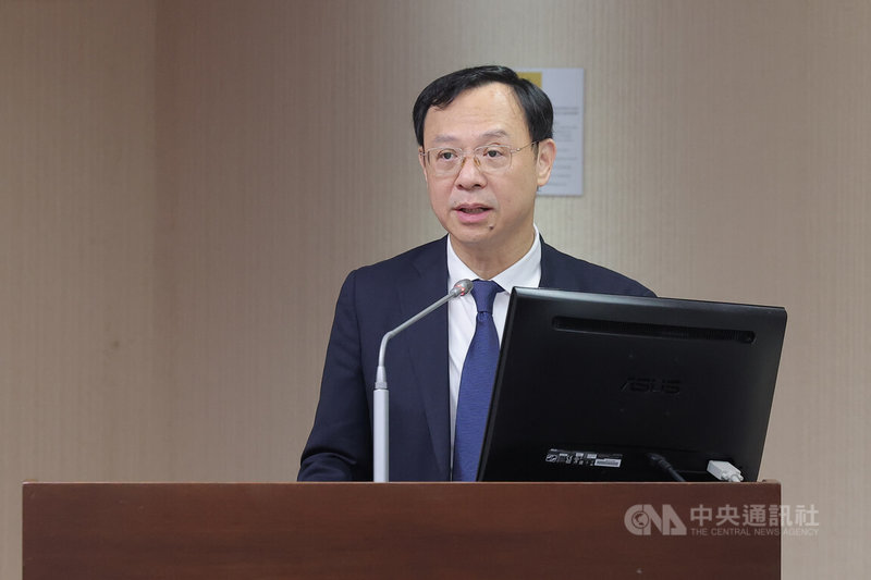 近日醫美診所偷拍疑雲延燒，立委質疑醫療隱私規範指引過於粗糙，衛福部長石崇良（圖）11日在立法院表示，未來將檢討並改善相關措施。中央社記者翁睿坤攝　115年5月11日