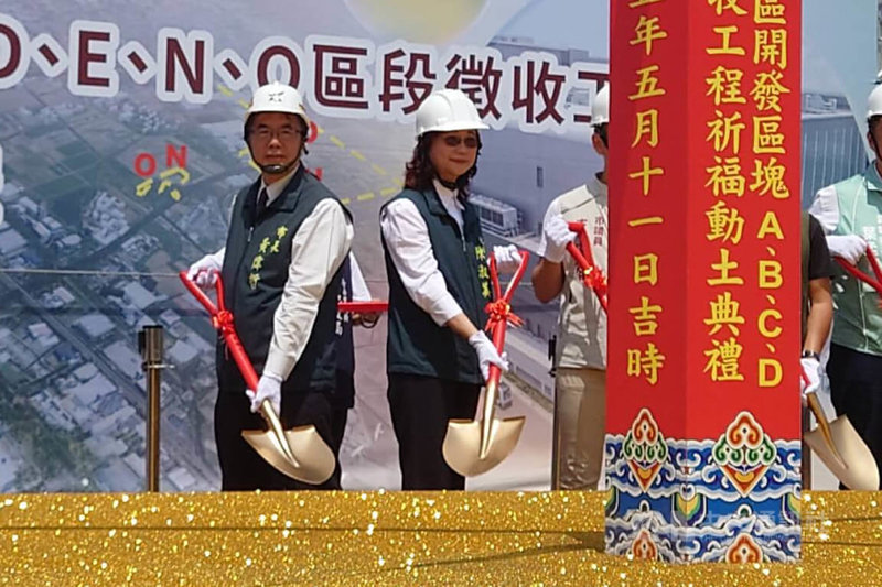 台南市政府地政局11日在安定區舉辦南科特定區A-O區段徵收工程動土典禮，台南市長黃偉哲（左1）參與動土儀式。中央社記者楊思瑞攝 115年5月11日