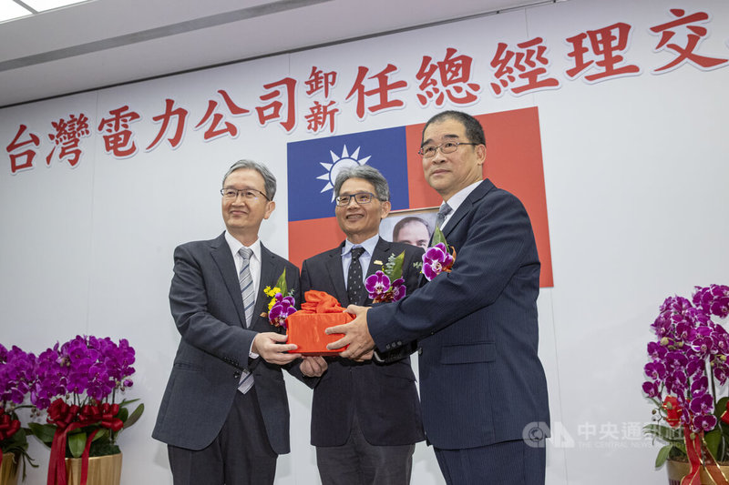 台電11日下午舉行總經理交接典禮，卸任總經理王耀庭（左）在經濟部常務次長賴建信（中）監交下，將印信交接給新任總經理郭天合（右）。中央社記者鄭清元攝　115年5月11日