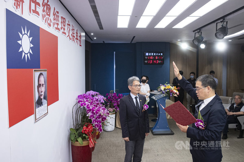 台電11日下午舉行總經理交接典禮,新任台電總經理郭天合(右)高舉右手宣誓,由經濟部常務次長賴建信(中)擔任監誓人。中央社記者鄭清元攝 115年5月11日