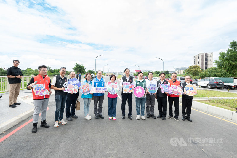 桃園市政府在中央補助下，辦理國道2號南側延平路延伸至和平路道路新闢工程，市長張善政（右6）11日出席第3期工程完工通車典禮。中央社記者葉臻攝　115年5月11日