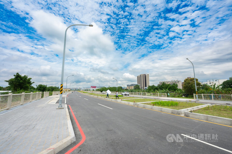 桃園市政府在中央補助下,辦理國道2號南側延平路延伸至和平路道路新闢工程,第3期工程11日舉行完工通車典禮,已配合捷運三鶯延伸線整體規劃,於道路中央預留7公尺綠帶空間。中央社記者葉臻攝 115年5月11日