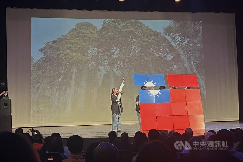 國立台灣體育運動大學舞蹈團舊金山灣區演出，慶祝台美人傳統週，現場拼出台灣國旗，將氣氛推向高點。中央社記者張欣瑜舊金山攝　115年5月11日