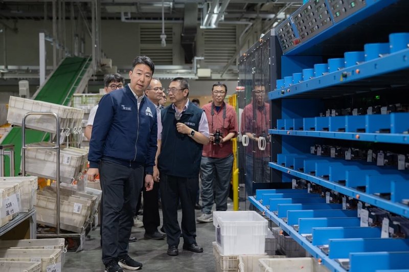 位於桃園的北台灣郵件作業中心（A7）日前啟用後發生郵件延遲投遞情形，交通部長陳世凱（前）11日下午視察，要求中華郵政務必儘速恢復穩定作業量能。（交通部提供）中央社記者余曉涵傳真　115年5月11日