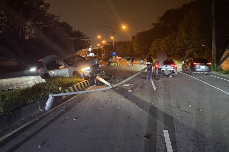 一輛自小客車10日夜間行駛苗栗縣竹南鎮公義路不慎衝撞中央分隔島，將1支路燈桿連同基座鏟起倒在對向車道，殃及路過汽機車；警方11日指出，肇事駕駛酒測值零，疑似疲勞駕駛釀禍。（警方提供）中央社記者管瑞平傳真　115年5月11日
