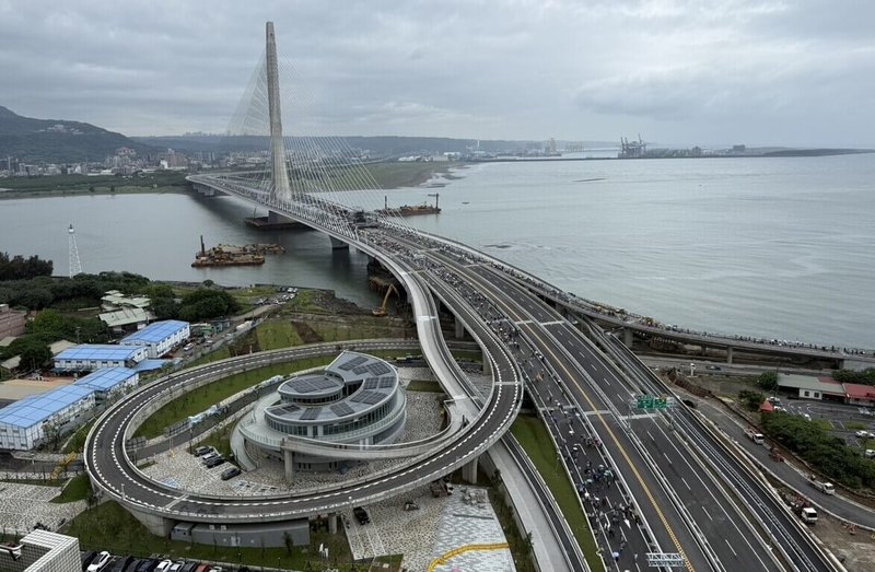 新北市政府交通局表示，淡江大橋將通車，民眾如操作無人機違規飛行拍攝，最高可處新台幣30萬元罰鍰。（交通局提供）中央社記者王鴻國傳真　115年5月11日