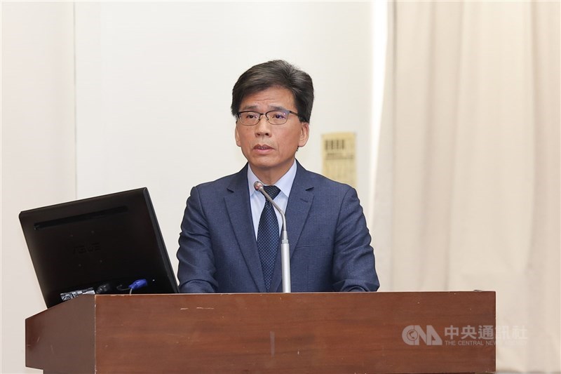 新光人壽今年1月1日開帳日外價金減幅逾4成，新壽指因會計基礎不同所致，引起關注。金管會主委彭金隆（圖）表示，外價金屬法定準備，並非會計問題，提撥跟收回都有相關規範。（中央社檔案照片）