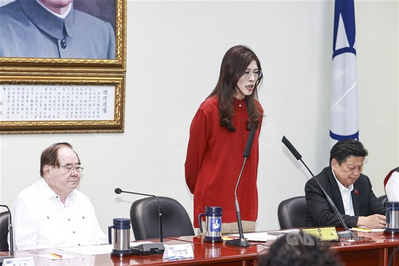 圖為國民黨主席鄭麗文（左2）主持中常會。（中央社檔案照片）