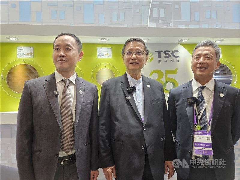 圖為崇越董事長潘重良（中）、集團執行董事李正榮（右）與首席執行長陳德懿（左）合影。 （中央社檔案照片）