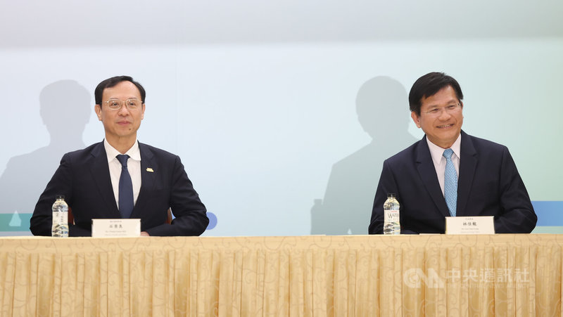 第79屆世界衛生大會（WHA）將於瑞士日內瓦登場，外交部規劃於WHA期間在日內瓦辦理首屆「WHA台灣智慧醫療與健康產業展」，衛福部長石崇良（左）、外交部長林佳龍（右）11日出席行前記者會說明。中央社記者趙世勳攝　115年5月11日