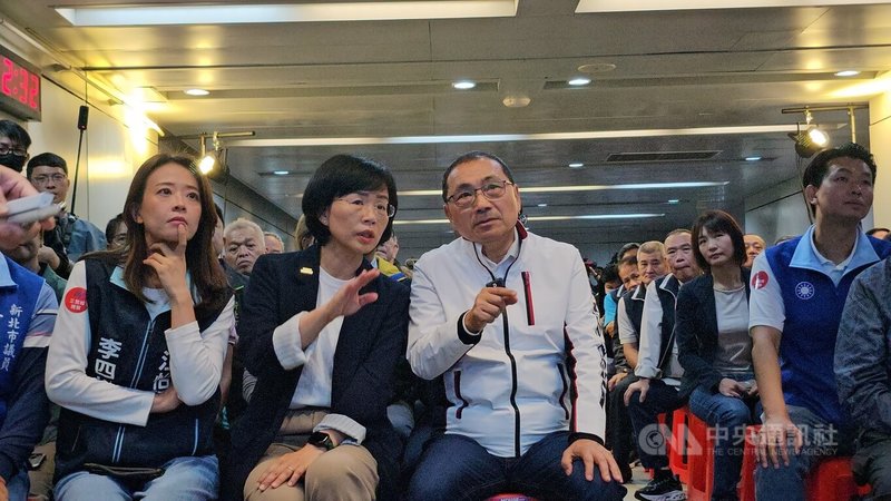 新北市長侯友宜（前左3）11日親自前往捷運三鶯線頂埔站，關心履勘前整備情形，和民進黨新北市長參選人蘇巧慧（前左2）一邊聽取簡報，一邊交換意見。中央社記者王鴻國攝　115年5月11日