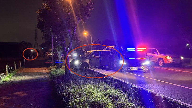 苗栗縣70歲吳姓男子10日晚間駕車違規行駛，為閃避警方圍捕，車輛突然急煞與巡邏車發生碰撞，雙雙失控衝出馬路，巡邏車上2名員警受傷，經送醫救治無大礙。（民眾提供）中央社記者管瑞平傳真　115年5月11日