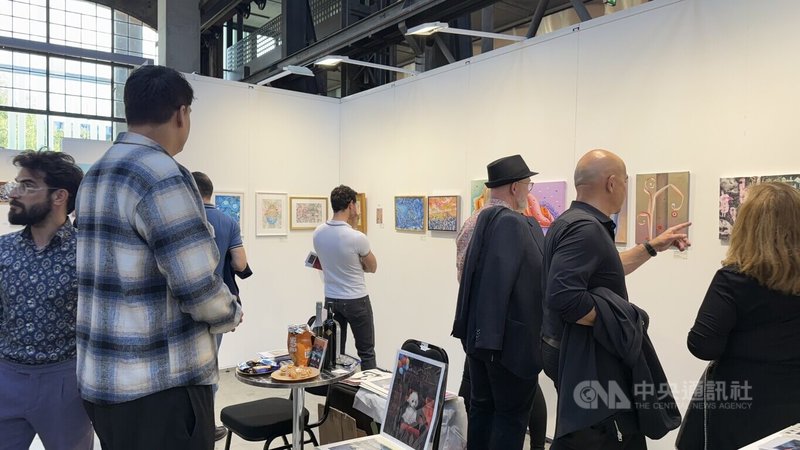 瑞士蘇黎世藝術博覽會8日開幕，LEXPO展位匯聚了9位風格多元的藝術家，展現台灣藝術界深厚且多元的敘事能力，吸引民眾駐足欣賞。中央社記者郭芳君蘇黎世攝　115年5月11日