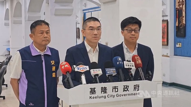 基隆市長謝國樑（中）日前因B型流感住院，11日回歸工作，針對基隆捷運第2階段麥金路方案，謝國樑表示，是市府與專業工程顧問公司評估出相對最好方案，會持續與議會溝通，說明路線規劃與工法。中央社記者王朝鈺攝　115年5月11日
