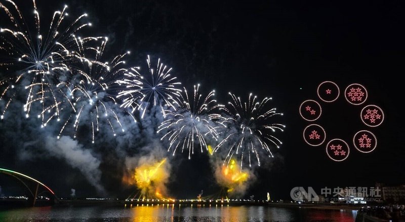2026澎湖國際海上花火節已正式開幕，可惜受天候影響等因素，「七龍珠Z」主題無人機展演前2場都未能完整呈現，11日晚間終於如期登場，龍珠圖樣順利升空。中央社　115年5月11日