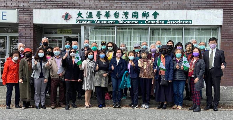 2022年疫情期間，大溫哥華台灣同鄉會成員戴著口罩，依然保持活動力，宣揚台灣在公共衛生領域的傑出成就，呼籲加拿大和國際社會支持台灣加入世界衛生組織。（大溫哥華台灣同鄉會提供）中央社記者程愛芬溫哥華傳真　115年5月11日