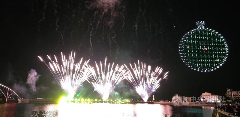 2026澎湖國際海上花火節為期近4個月，共規劃33場次，11日天氣晴朗，風力3級，海上花火與「七龍珠Z」主題無人機展演，在觀音亭園區如期完整演出。中央社　115年5月11日