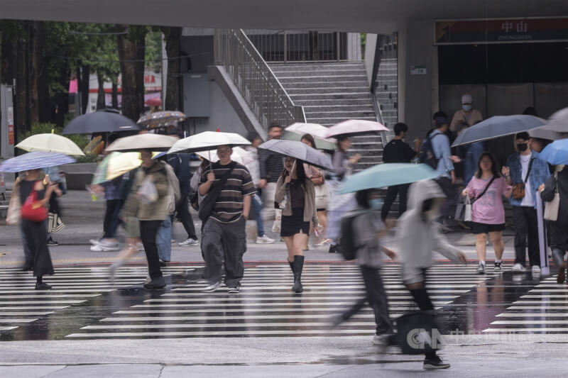 圖為民眾在台北市中山南西商圈撐傘逛街。（中央社檔案照片）