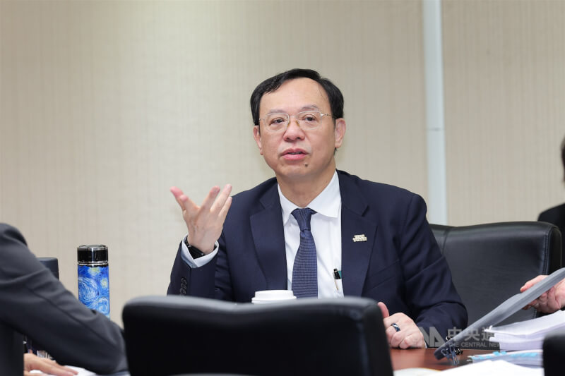 立法院8日三讀修正醫療法部分條文，三班護病比正式入法。衛福部長石崇良（圖）11日赴立法院備詢受訪表示，若立即全面實施，護理人力不足，醫院為因應標準，可能擴大關床效應，影響民眾就醫權益。中央社記者翁睿坤攝　115年5月11日