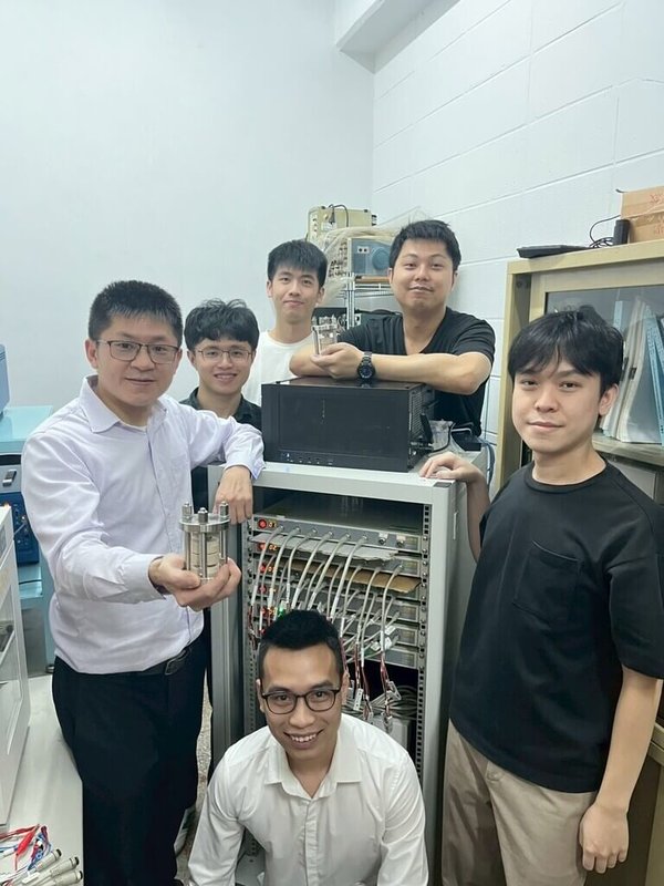 台科大團隊研究發現，鋰電池電極裂縫不會削弱材料本質擴散能力，而是透過界面與幾何效應主導整體傳輸行為，為長壽命鋰電池材料設計提供關鍵物理基礎。（台科大提供）中央社記者許秩維傳真  115年5月11日