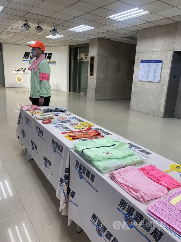 有詐欺紀錄的台中市5旬陳姓男子日前看準白沙屯媽祖進香熱潮，在網路發文佯稱可協助代辦報名，藉機騙取40名民眾財物，遭刑事局查獲送辦。圖為贓證物。中央社記者黃麗芸攝　115年5月11日