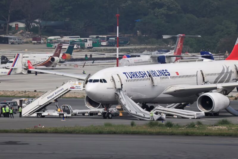 土耳其航空一架班機11日降落在尼泊爾加德滿都機場時起火，所幸機上277名乘客及11名機組員皆未受傷。（路透社）