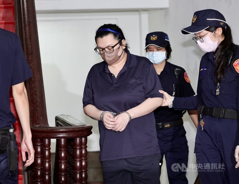 女子陳嘉瑩（左）被控毒駕拒檢，衝撞、拖行派出所長致死案，一審國民法官庭依殺人罪判處死刑，案件上訴，二審台灣高等法院11日首次開庭審理，提訊陳嘉瑩。中央社記者張皓安攝　115年5月11日