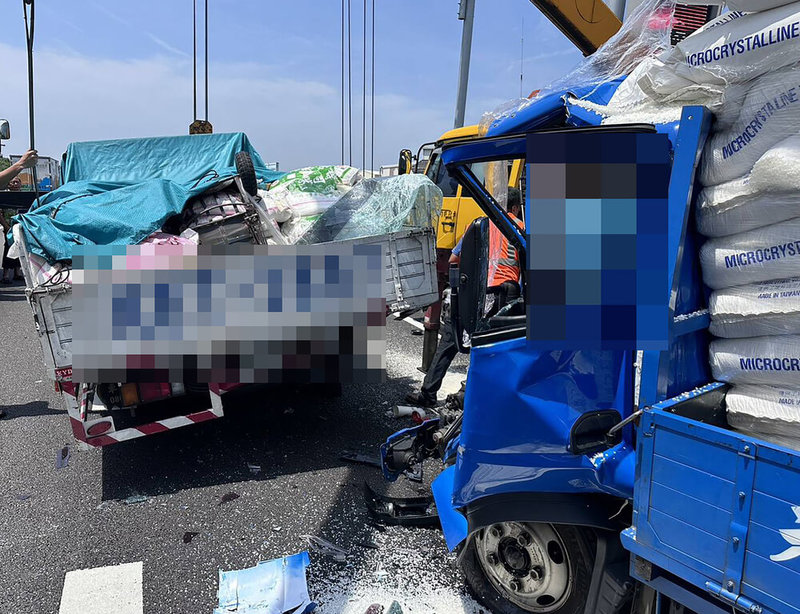 國道1號南向彰化市路段12日上午發生4車事故，1名小貨車駕駛受困，消防人員將其救出後送醫搶救仍不治。（民眾提供）中央社記者鄭維真傳真　115年5月12日