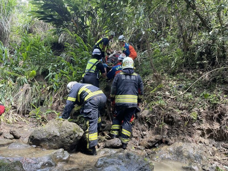 苗栗縣造橋鄉苗14線二寮坑路段12日發生車輛墜谷意外，消防局獲報救援4名傷者，其中2人輕傷、2人手部疑似脫臼，全數送醫救治，幸無生命危險。（苗栗縣消防局提供）中央社記者管瑞平傳真　115年5月12日