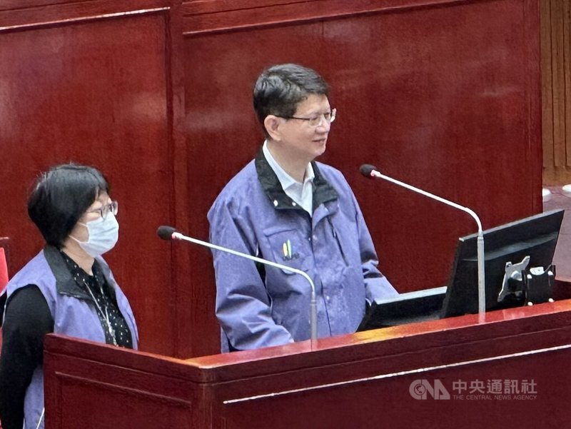 台北市議會12日下午進行定期大會警政衛生部門質詢答覆，衛生局長黃建華（右）答詢議員針對防範醫美診所偷拍的因應作為。中央社記者劉建邦攝　115年5月12日