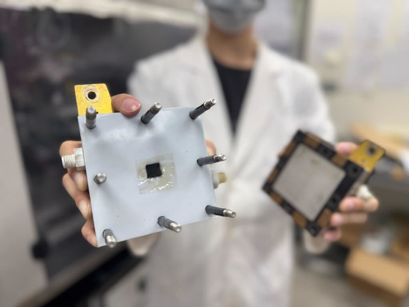 國立中山大學光電工程學系團隊成功研發氫燃料電池核心材料「觸媒塗佈膜（CCM）」新技術，不但讓燃料電池發電功率提升約16%，還能降低成本、增加耐用性。（中山大學提供）中央社記者林巧璉傳真　115年5月11日