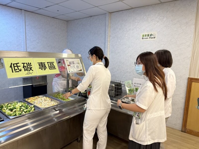 豐原醫院落實減塑與惜食行動，全面推廣使用環保餐具、減少一次性用品、強化廚餘減量及食材有效利用。（豐原醫院提供）中央社記者趙麗妍傳真　115年5月12日