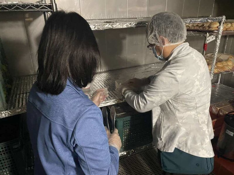 桃園市平鎮國民中學4月在劍湖山渡假大飯店用餐後，70名師生身體不適送醫，雲林縣衛生局當時隨即採樣送驗。（雲林縣衛生局提供）中央社記者姜宜菁傳真　115年5月12日