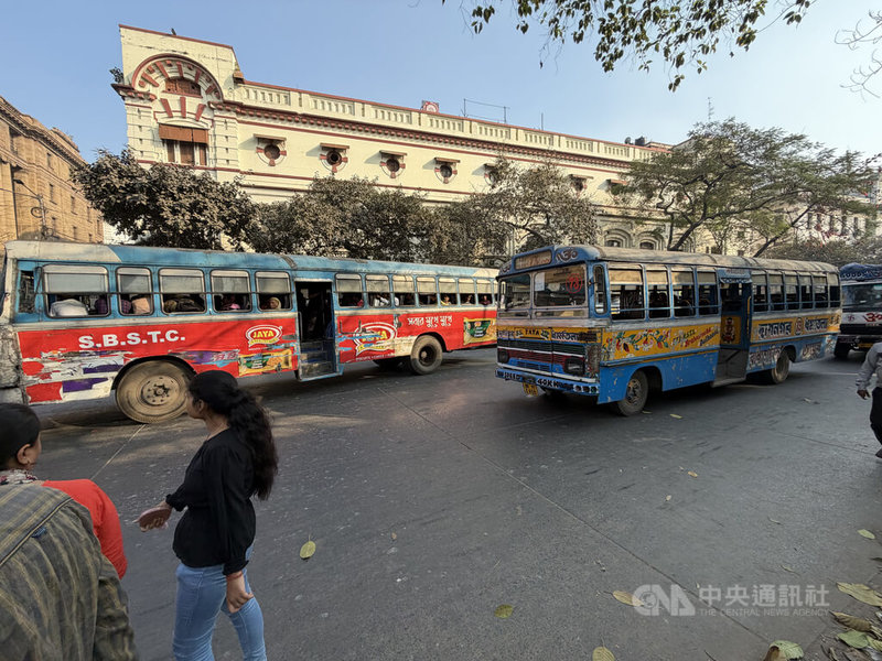 印度總理莫迪所屬的印度人民黨在西孟加拉邦選舉大勝，成功搶下執政權，6月1日起將推出包括讓女性免費搭乘公車在內的一系列社會福利措施。圖為西孟加拉邦首府加爾各答市區的公車。中央社記者李晉緯新德里攝 115年5月12日