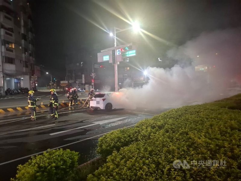 台中警消11日晚間獲報，南區1處路口發生小客車火警，台中市政府消防局立即到場布水線撲救，幸駕駛及時逃生，無人傷亡。（翻攝照片）中央社記者蘇木春傳真　115年5月12日