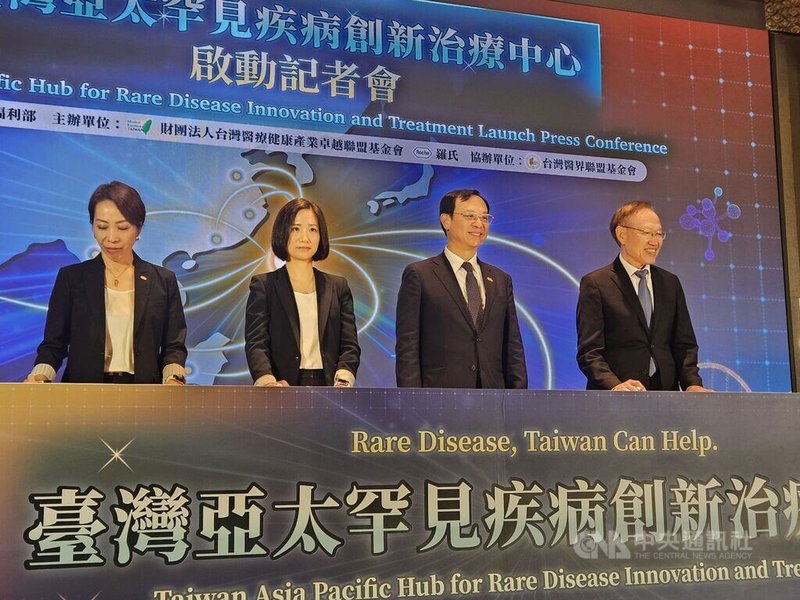 衛福部長石崇良（右2）12日出席亞太罕病創新治療中心啟動記者會宣布，國健署新生兒篩檢推出2項改革，115年7月起從現行部分補助改為全額補助；另外原21項檢驗將加入脊髓性肌肉萎縮症（SMA），盼及早發現，把握黃金治療期。中央社記者陳婕翎攝　115年5月12日