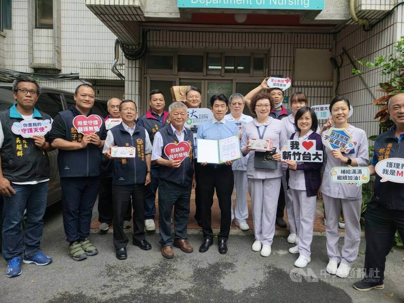 新竹市義警大隊12日帶領義警人員前往國立台灣大學醫學院附設醫院新竹台大分院，致贈200份蛋糕與面膜給護理人員，表達敬意與感謝。中央社記者郭宣彣攝　115年5月12日
